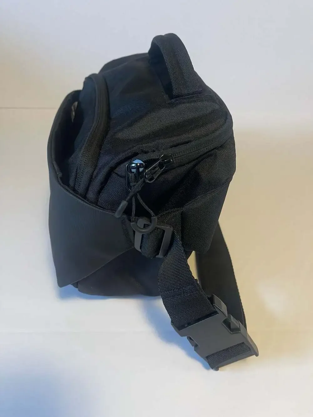 BAGSMART Soar 6L Camera Sling Bag with Tripod Holder - Black